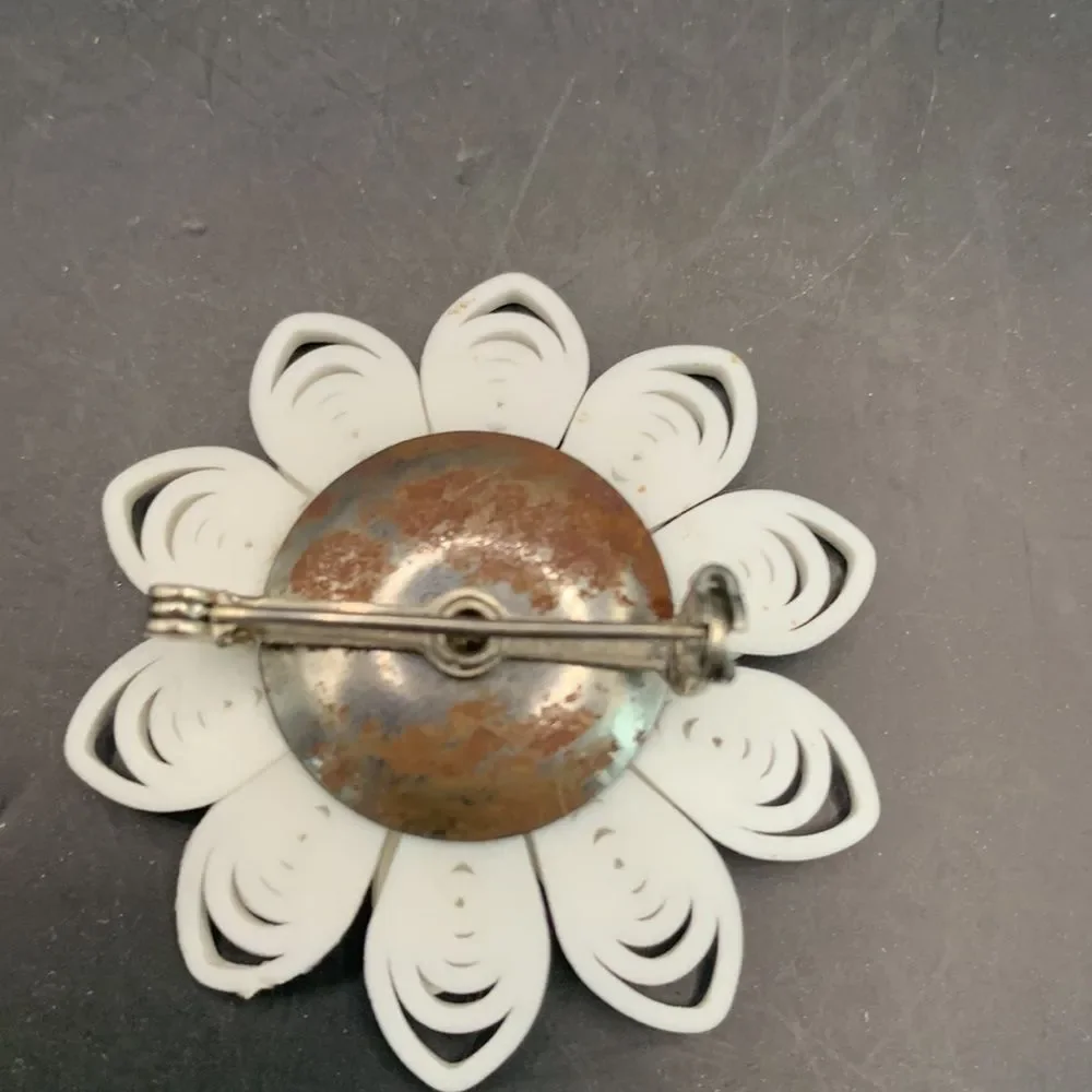 Vintage Plastic Daisy Pin